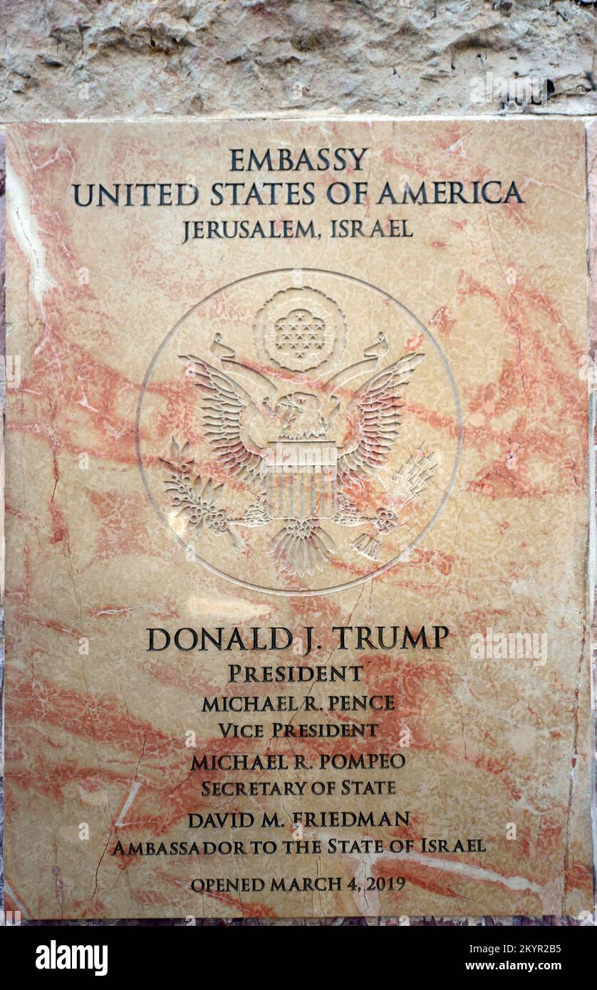 Eine Nahaufnahme der Inschrift auf einer Steintafel am Eingang zur US-Botschaft in Jerusalem, die Präsident Donald J. Trump zuschreibt. Stockfoto