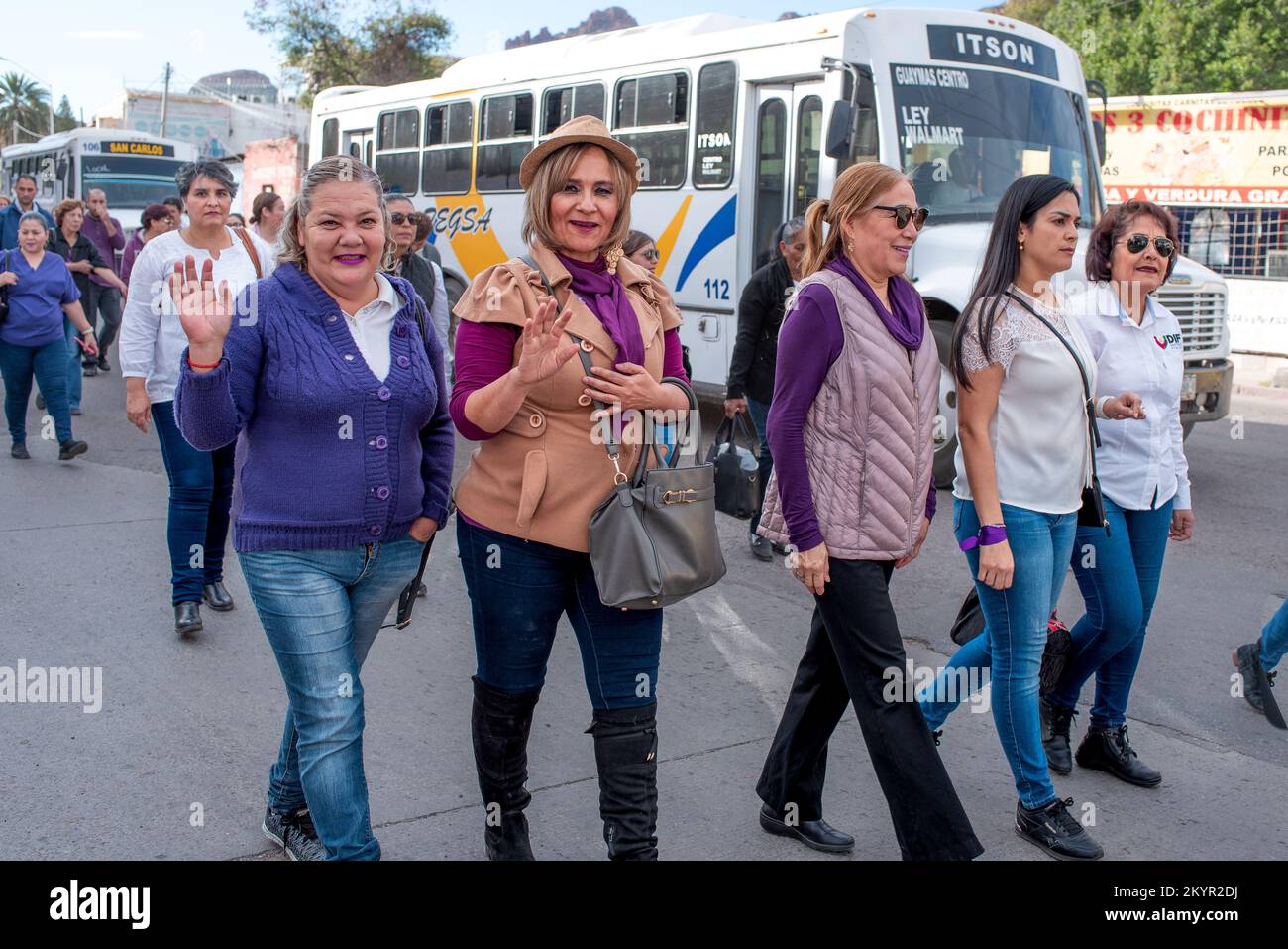 Frauen winken vor der Kamera und marschieren in einem Protest gegen Gewalt gegen Frauen, Guaymas, Sonora, Mexiko. Stockfoto