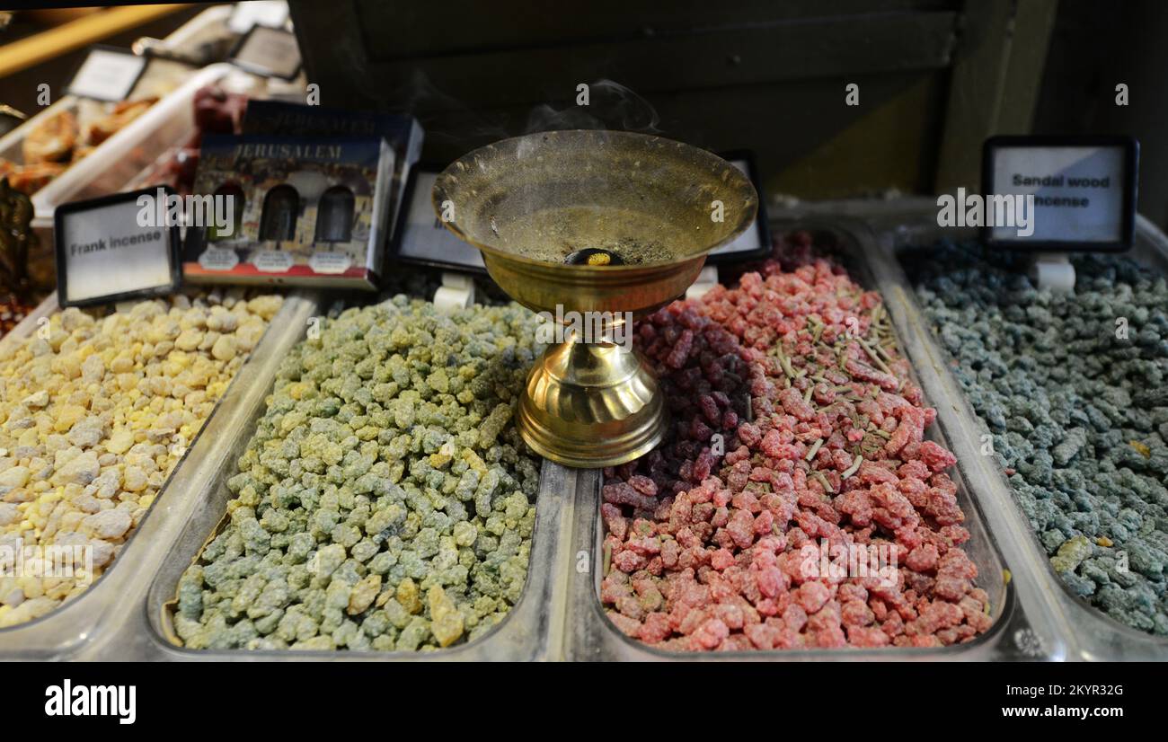 Rauch aus brennendem Weihrauch zum Verkauf auf den Märkten der Altstadt von Jerusalem. Stockfoto