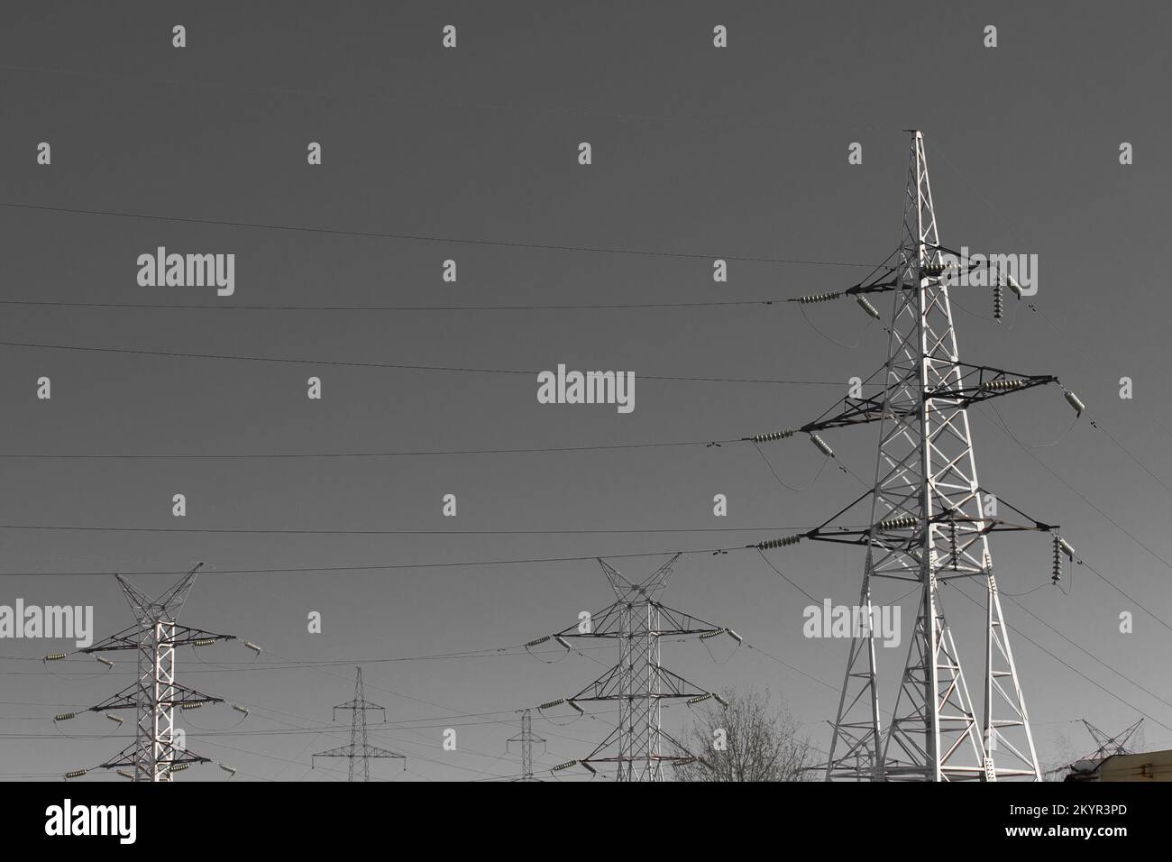 Stromspannung Hochleistungstechnologie Elektroturm Industrielinie elektrischer grauer Himmel. Stockfoto