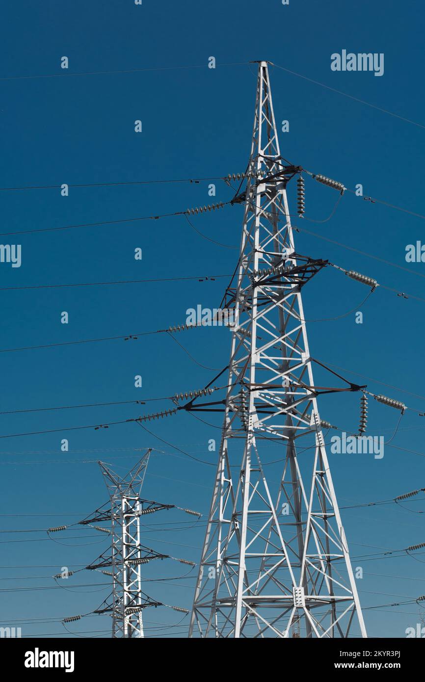 Stromspannung Hochleistungstechnologie Elektroturm Industrielinie elektrischer blauer Himmel. Stockfoto
