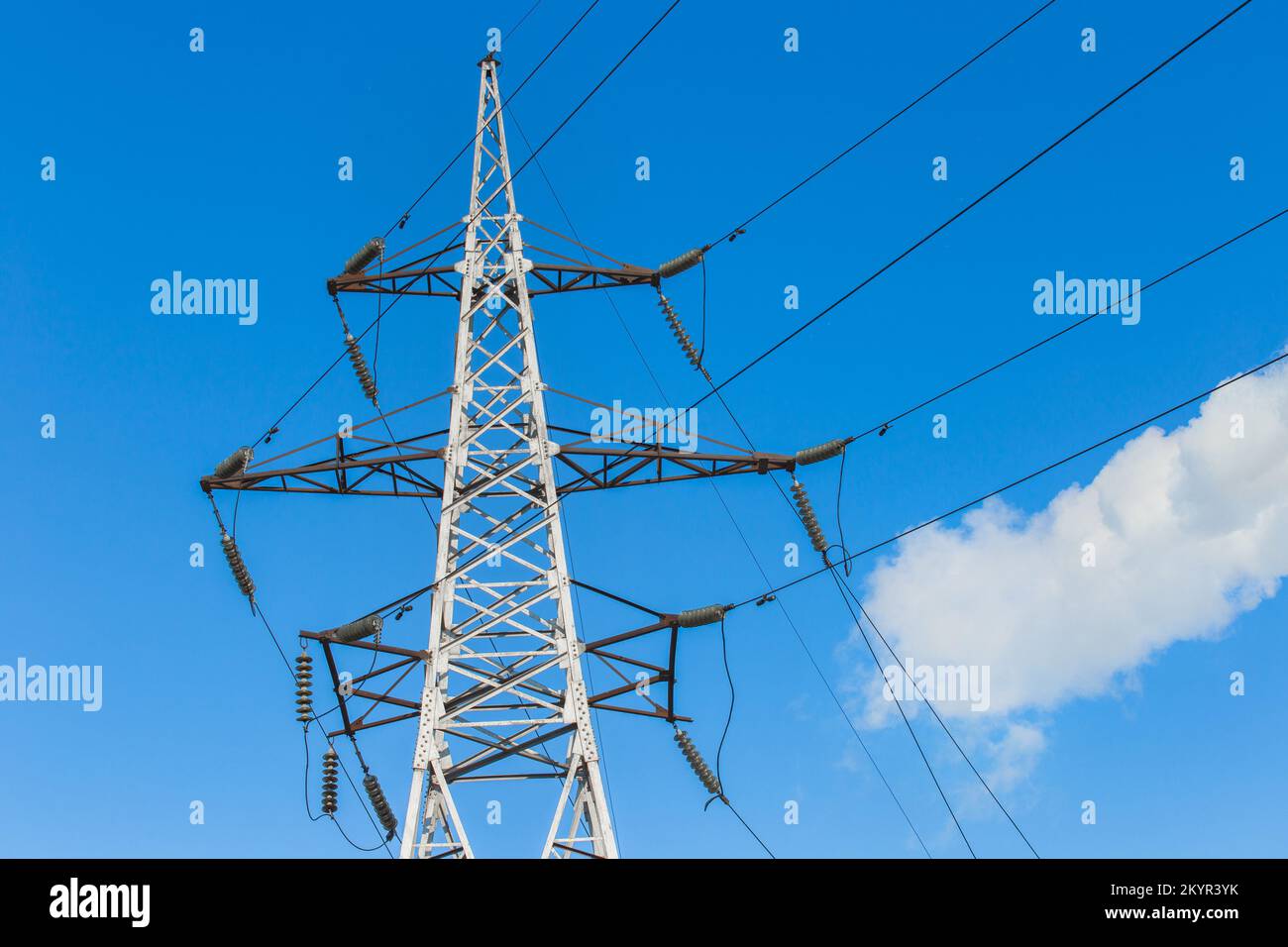 Stromspannung Hochleistungstechnologie Elektroturm Industrielinie elektrischer blauer Himmel. Stockfoto