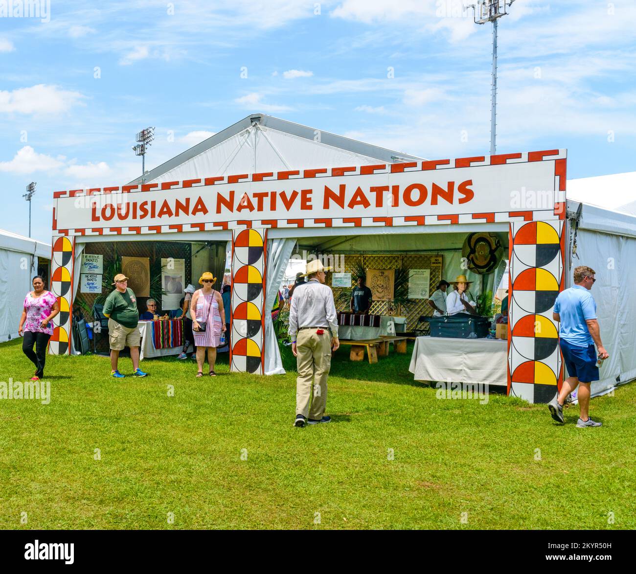 NEW ORLEANS, LA, USA - 29. APRIL 2022: Das New Orleans Jazz and Heritage Festival 2022 in Louisiana Native Nations Stockfoto