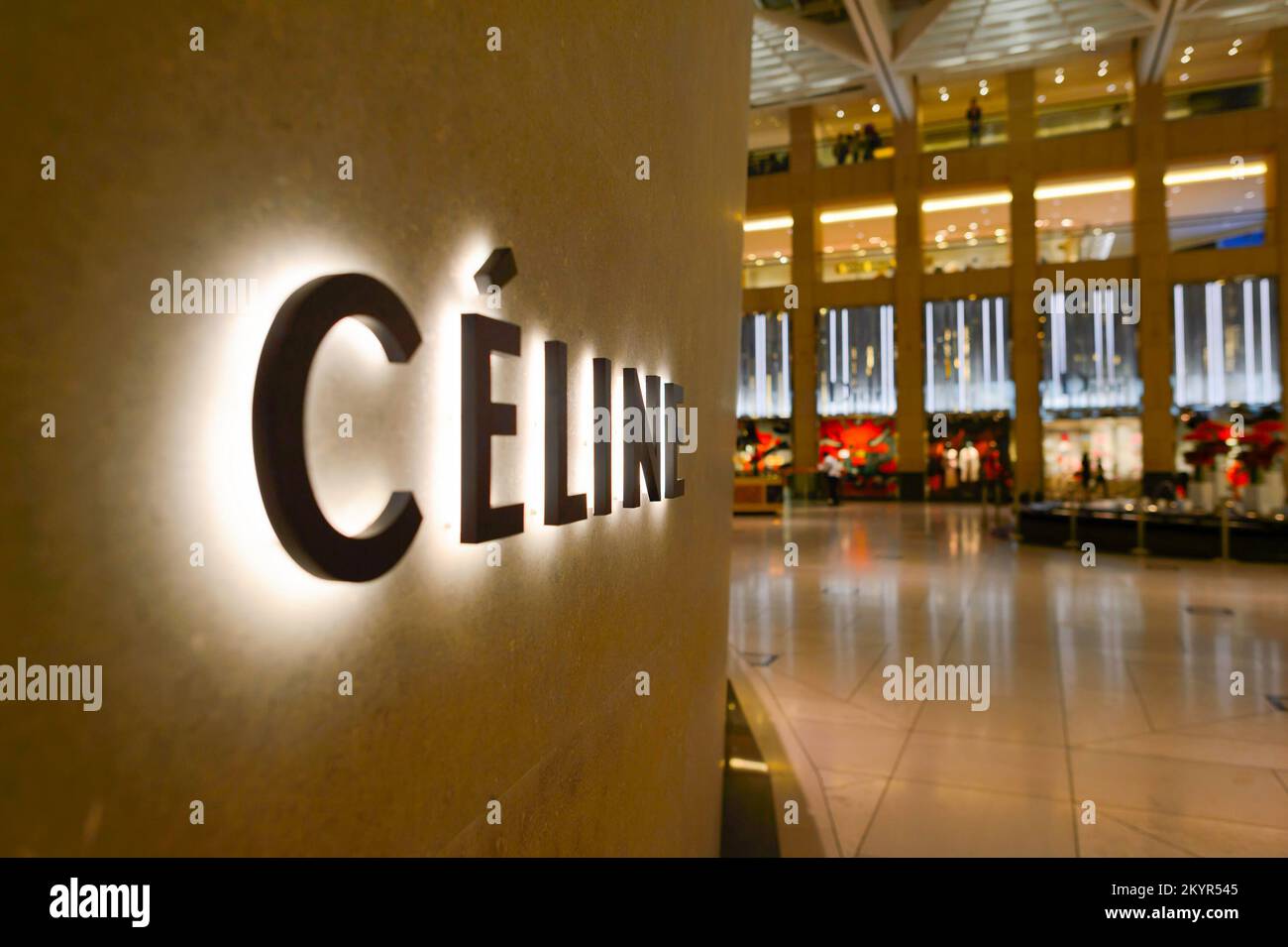 HONGKONG - 25. OKTOBER 2015: Nahaufnahme des Celine Logos im Einkaufszentrum Landmark. Das Wahrzeichen, auch bekannt als „Central“, ist eines der ältesten Stockfoto