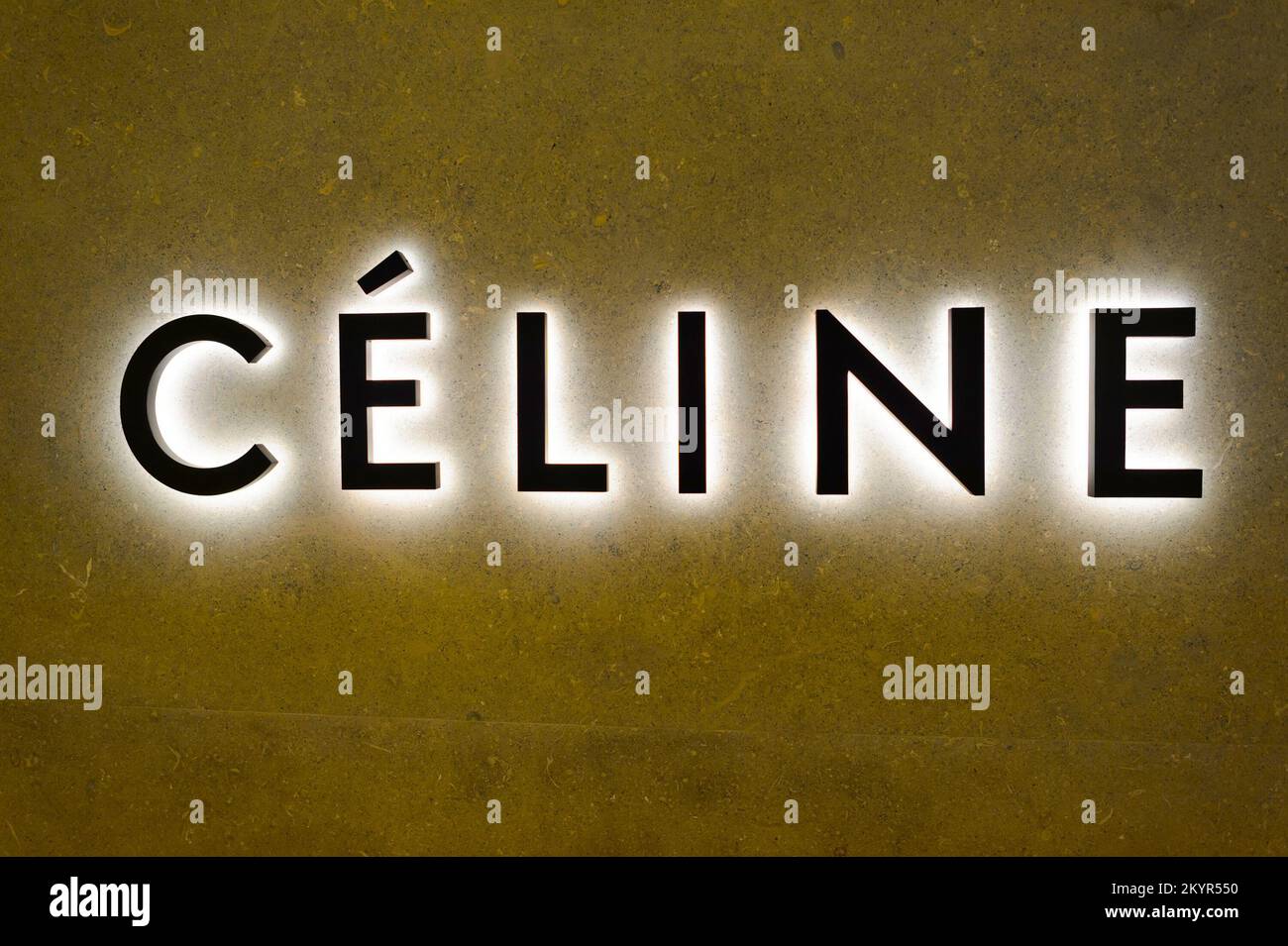 HONGKONG - 25. OKTOBER 2015: Nahaufnahme des Celine Logos im Einkaufszentrum Landmark. Das Wahrzeichen, auch bekannt als „Central“, ist eines der ältesten Stockfoto