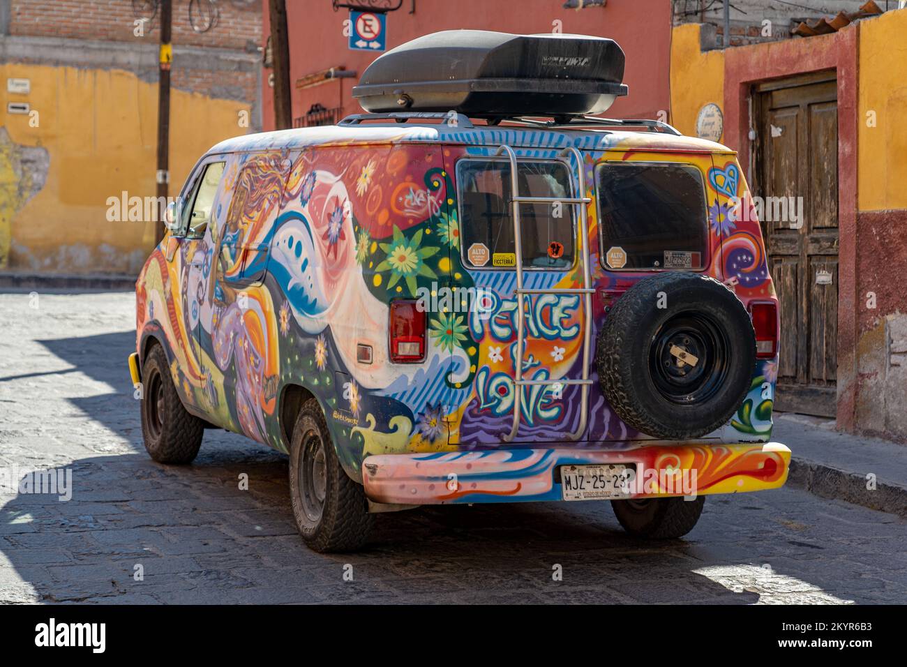 In San Miguel de Allende, Mexiko, hebt sich ein schicker Hippie-Van mit psychedelischer Kunst von der Masse ab Stockfoto