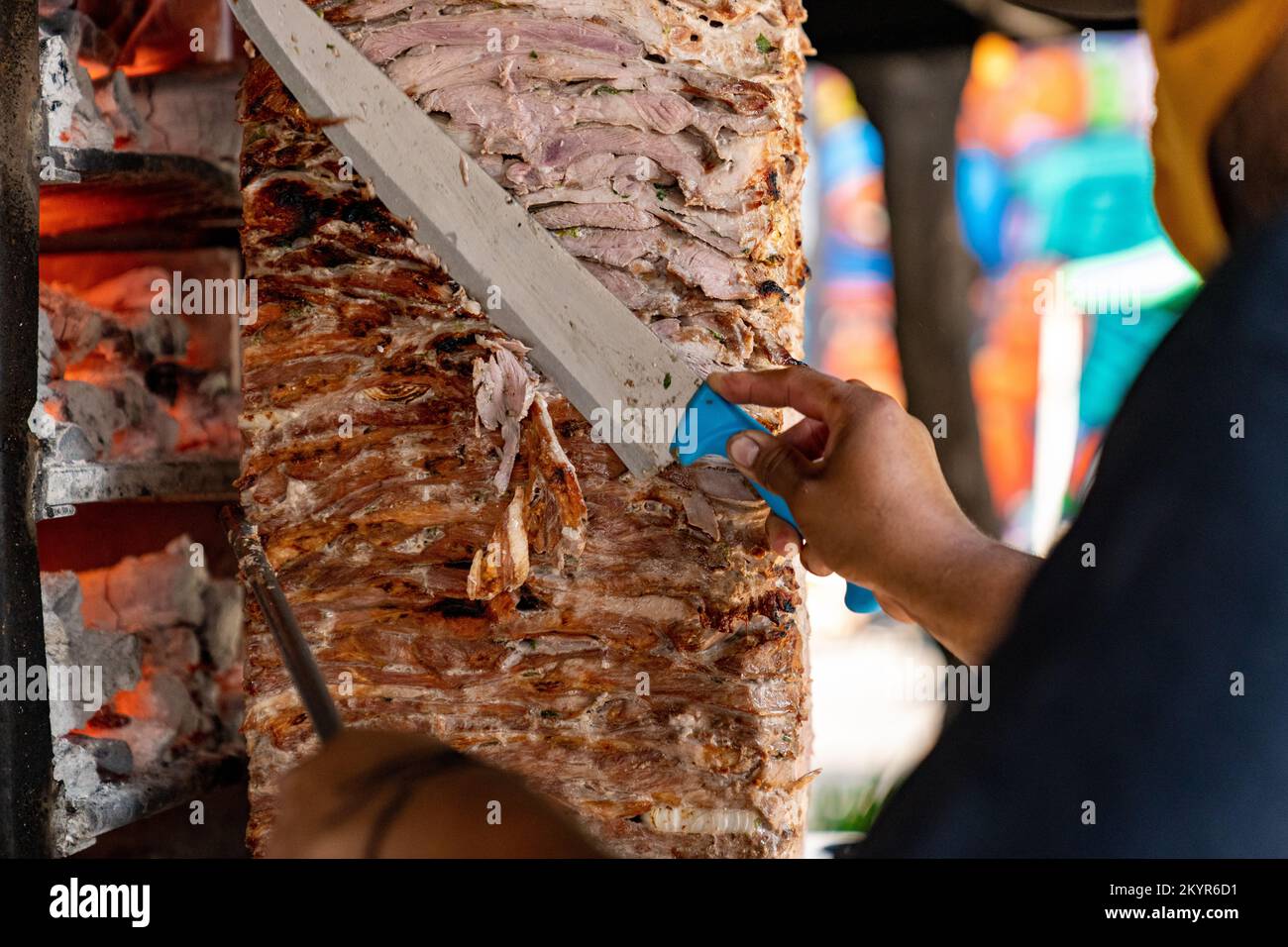 Ein Taco-Meister, der Tacos al Pastor in CDMX, Mexiko zubereitet Stockfoto