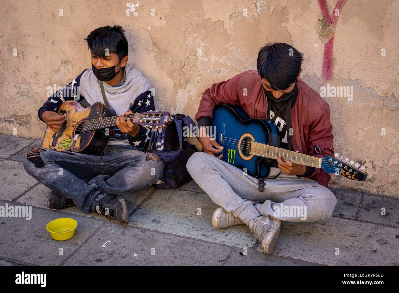 Zwei Teenager, die nach Trinkgeld suchen in Oaxaca City, Mexiko Stockfoto