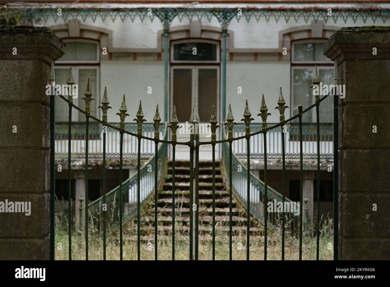 Durch die Tore eines verlassenen Landschaftsguts in Portugal Stockfoto