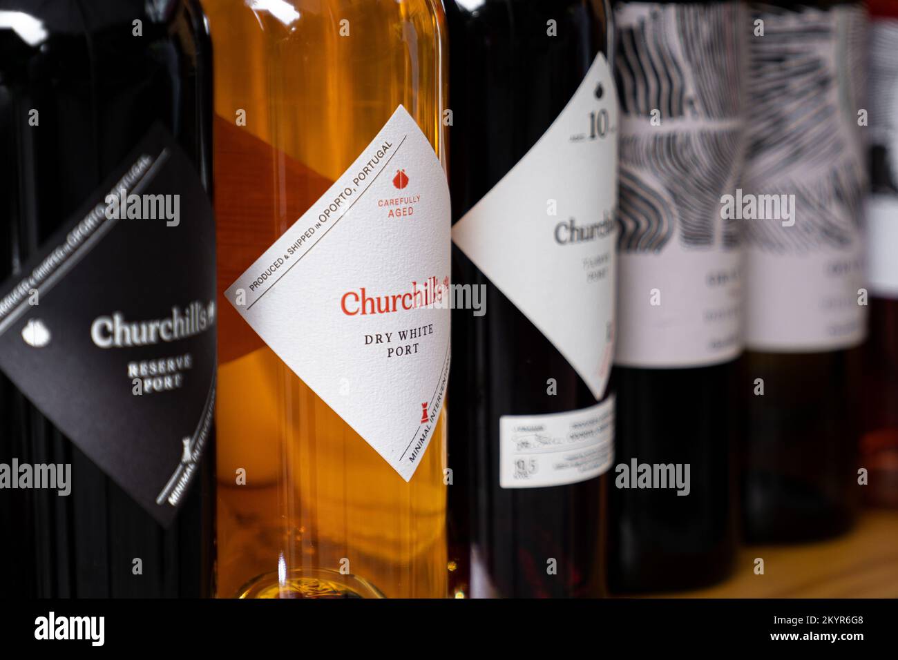 Portweinflaschen in Churchills Weingut in Porto, Portugal Stockfoto