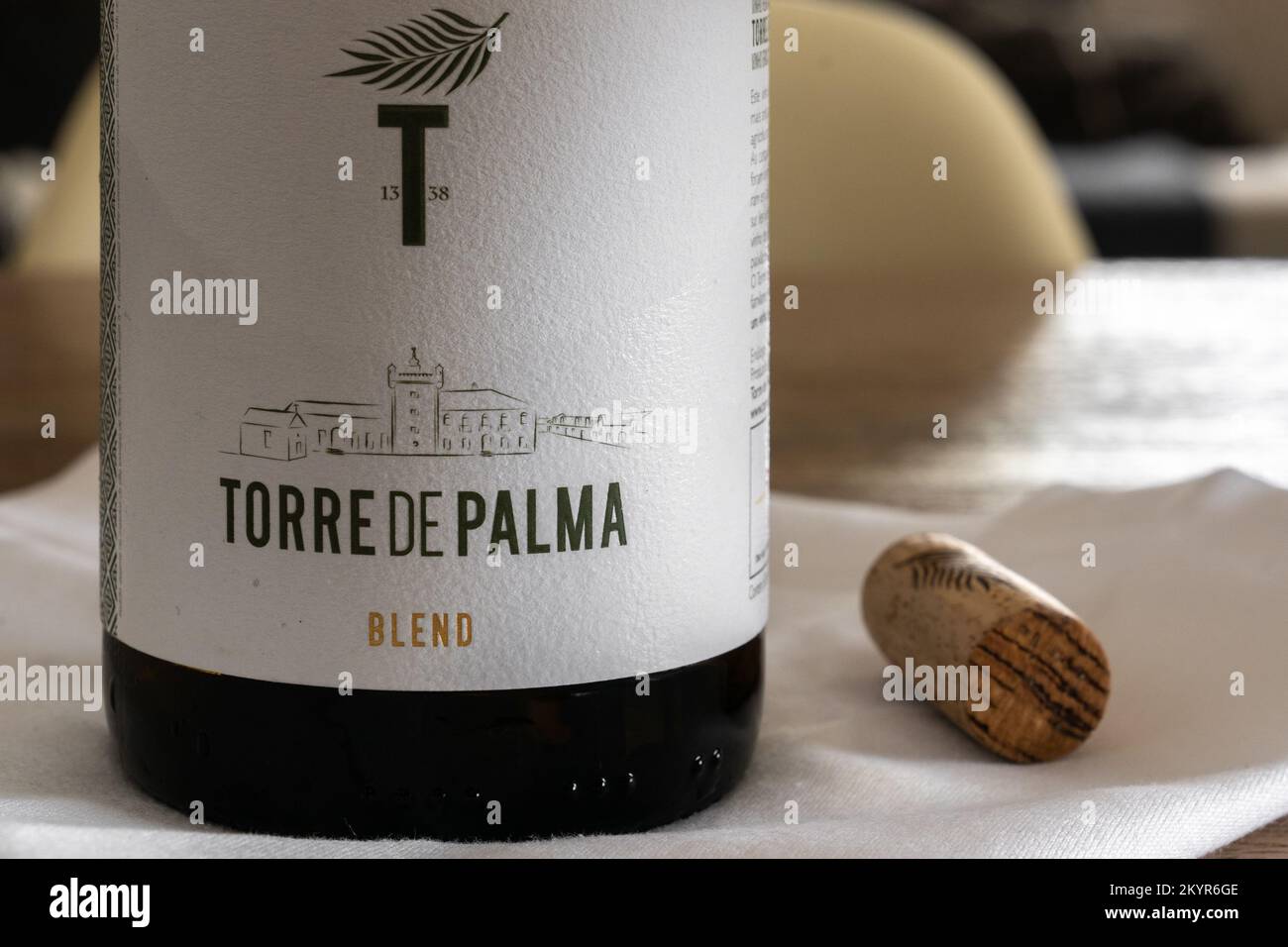 Nahaufnahme der Begrüßungsflasche im Weinhotel Torre de Palma in Portugal Stockfoto