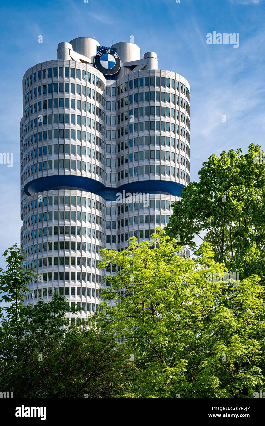 Blick auf die BMW-Zentrale (BMW-Vierzylinder). Die Konstruktion dieses Gebäudes soll die 4 Zylinder in einem Motor darstellen. Stockfoto