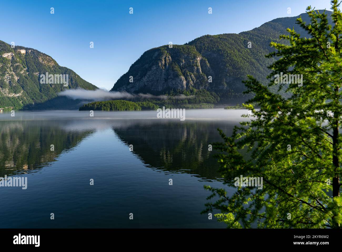 Morgenaufnahme des Hallstatt-Sees und der Kalksteinalpen, die sich im Wasser spiegeln Stockfoto
