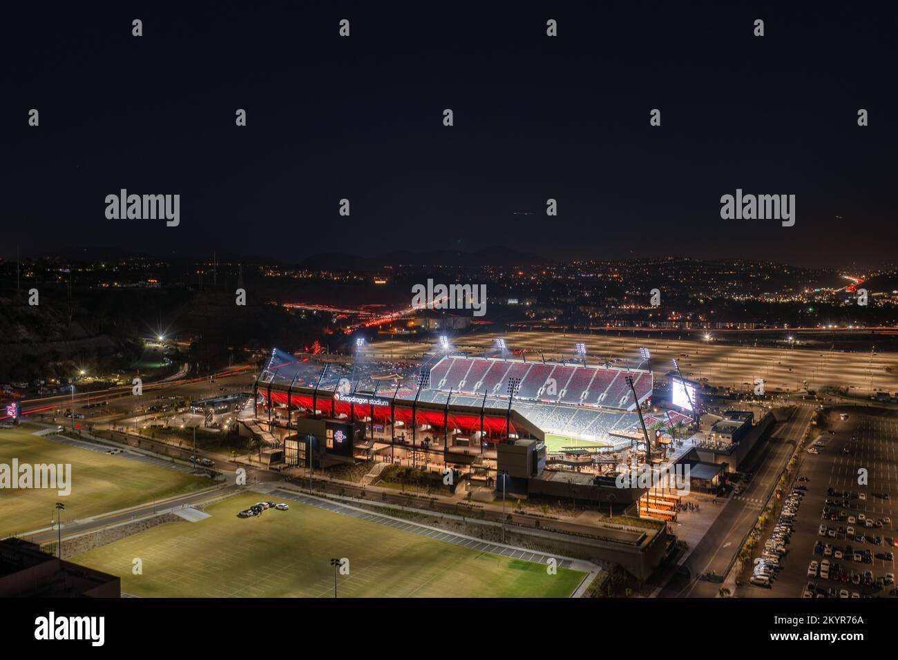 Snapdragon Stadium in San Diego bei Nacht Stockfoto