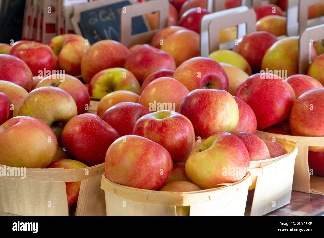 Behälter mit frischen Äpfeln aus Michigan werden auf diesem gesunden Bauernmarkt verkauft Stockfoto