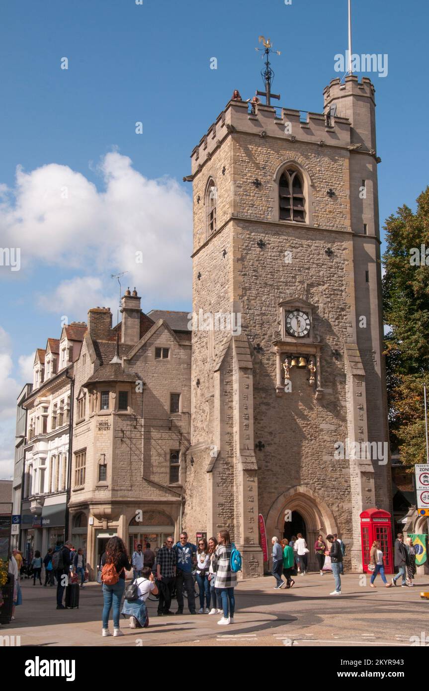Carfax Tower, auch bekannt als St. Martin's Tower ist ein prominentes Wahrzeichen, das an einer Kreuzung in der Universitätsstadt Oxford, England, steht Stockfoto