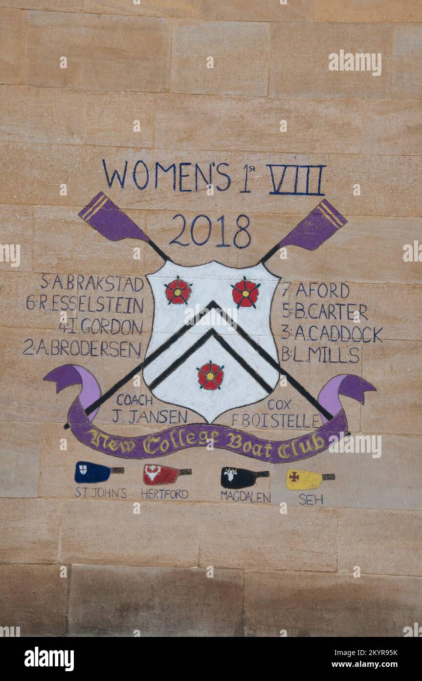 Wir feiern den Erfolg des Frauen-VIII-Ruderteams im Jahr 2018, New College, Oxford University, England. New College wurde 1379 n. Chr. gegründet. Stockfoto