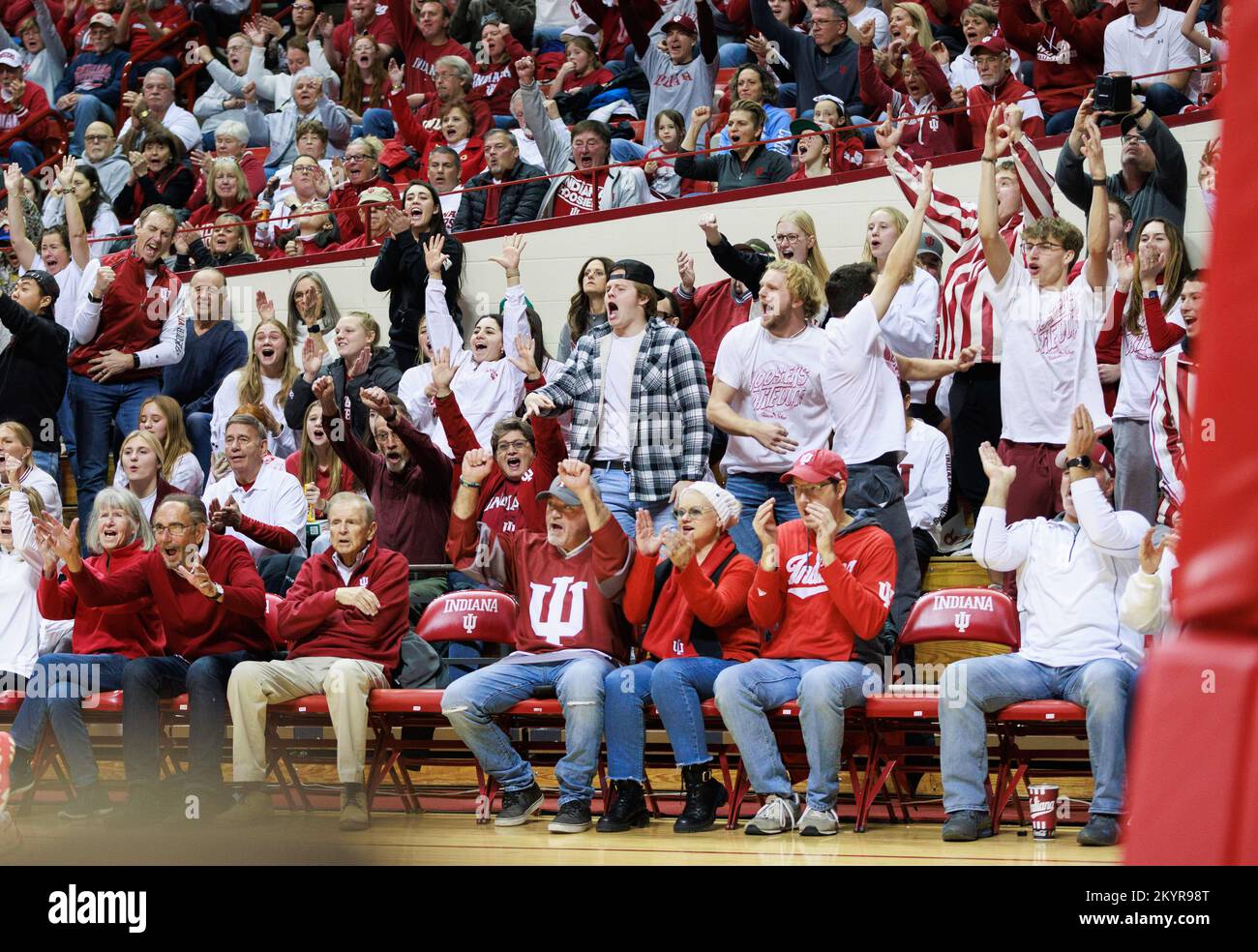 Bloomington, Usa. 01.. Dezember 2022. Frauen-Basketballfans der Indiana University jubeln bei einem NCAA-Frauen-Basketballspiel in der Simon Skjodt Assembly Hall in Bloomington gegen North Carolina. IU schlug North Carolina 87:63. Kredit: SOPA Images Limited/Alamy Live News Stockfoto