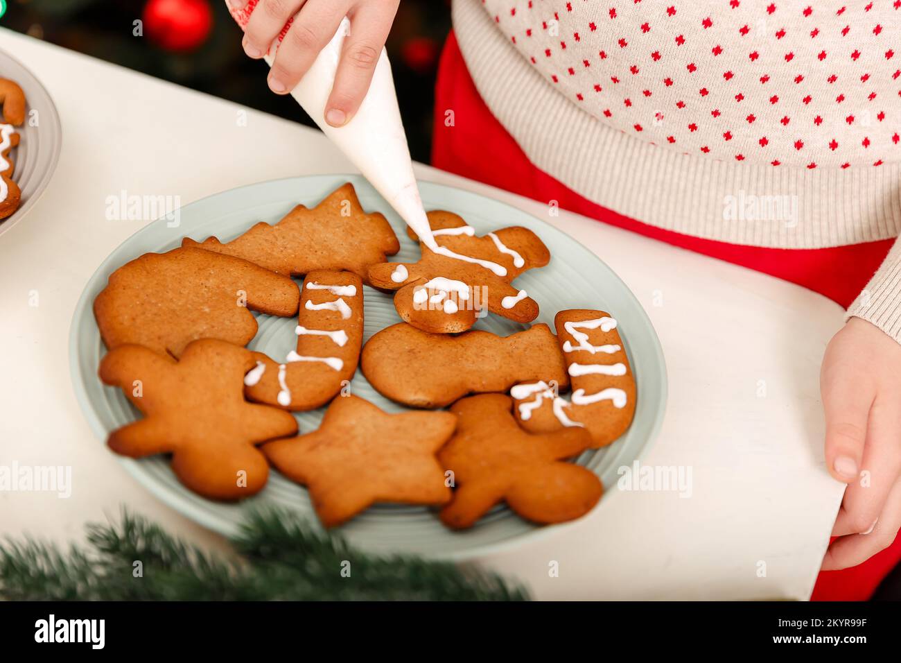 Ich koche Weihnachten Lebkuchen. Festliches Essen, Weihnachtstraditionen. Stockfoto