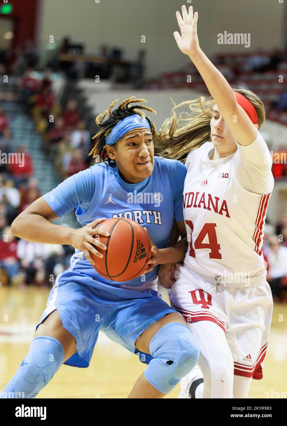 Bloomington, Usa. 01.. Dezember 2022. North Carolina Tar Heels Guard Kennedy Todd-Williams (L) spielt während eines NCAA-Damen-Basketballspiels in der Simon Skjodt Assembly Hall in Bloomington gegen die Indiana Hoosiers Guard Sara Scalia (R). IU schlug North Carolina 87:63. Kredit: SOPA Images Limited/Alamy Live News Stockfoto