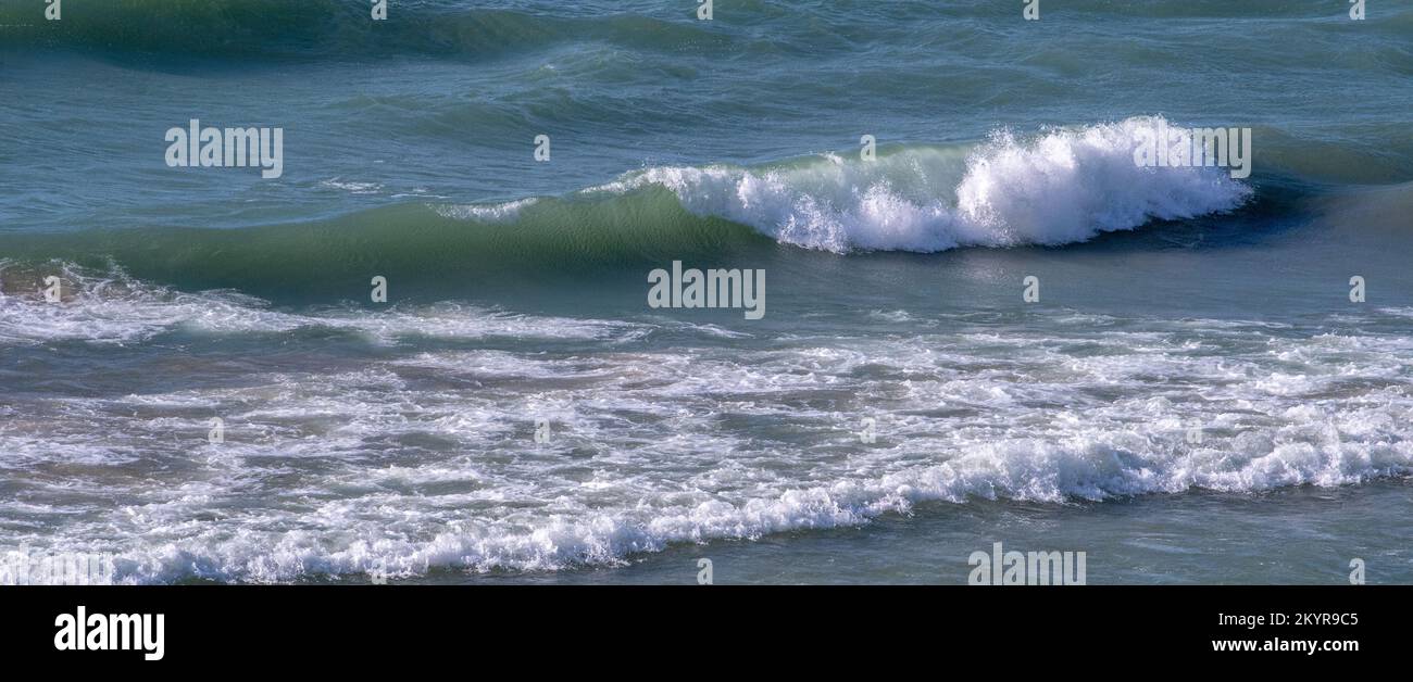 Eine rollende Welle auf einem aktiven See bietet ein wunderschönes Panorama Stockfoto
