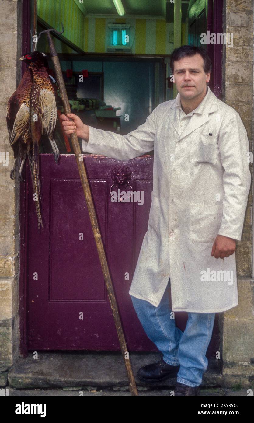 Country Metzger Graham Cox mit Fasanen der neuen Saison in Woodstock, Oxfordshire, England Stockfoto