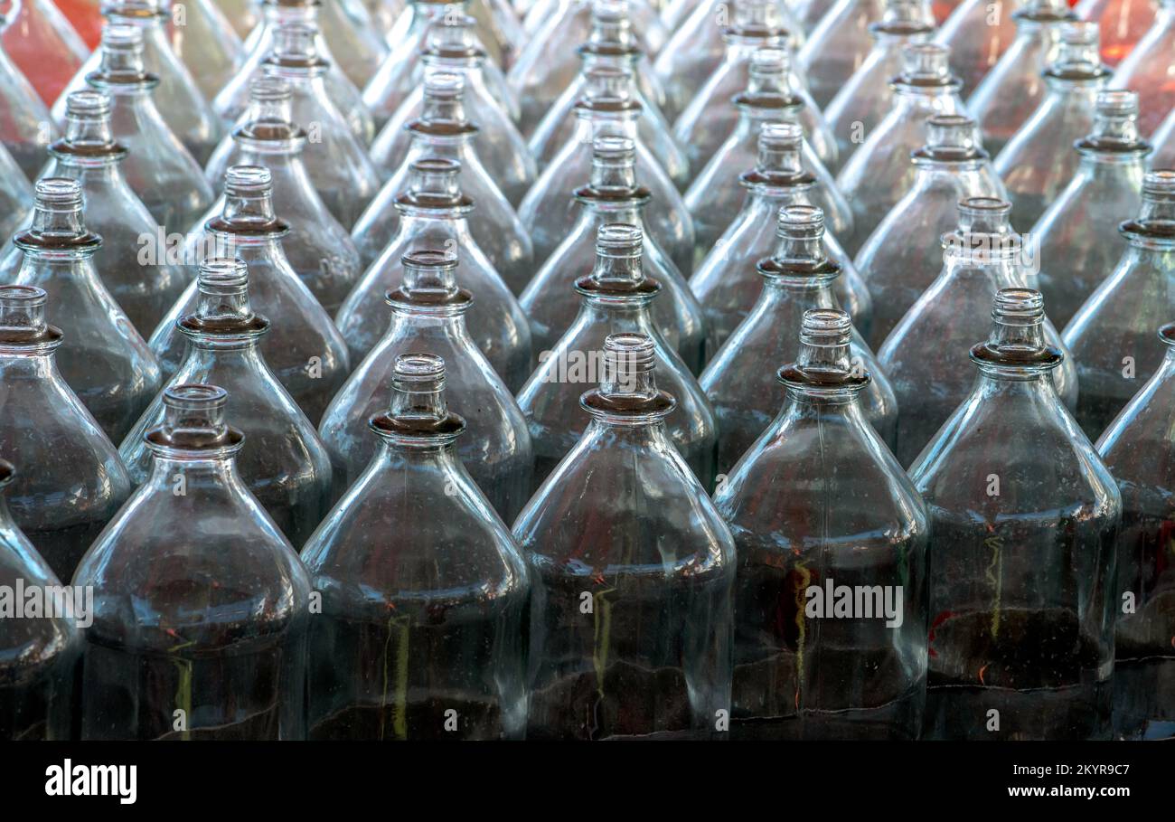 Reihen von Glasflaschen sind für ein Ringwurfspiel auf einem Jahrmarkt aufgestellt. Werfen Sie den Ring auf die Flasche, und gewinnen Sie einen Preis Stockfoto