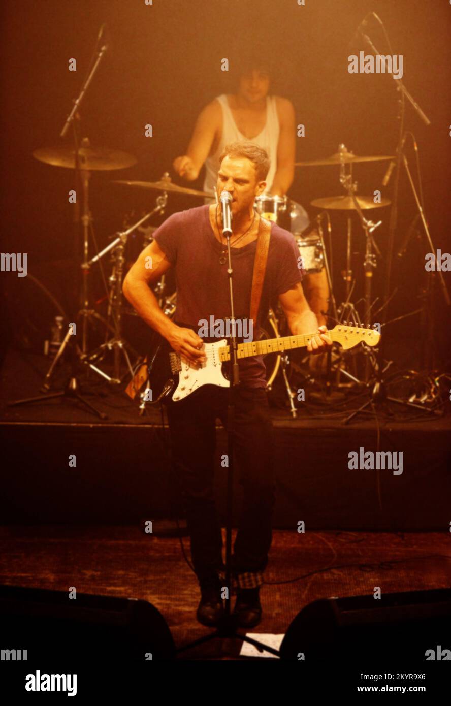 Genießen Sie jede Sekunde in der Musikindustrie. Eine Band, die bei einem Konzert auf der Bühne spielt. Stockfoto