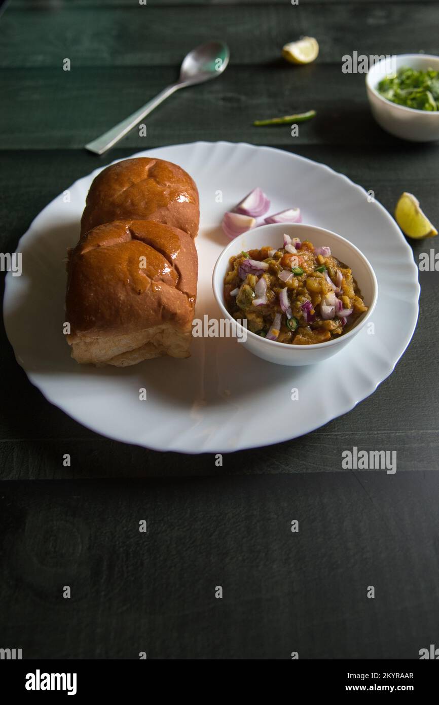 Blick von oben auf das beliebte indische Street Food pav Bhaji in einer Schüssel. Stockfoto