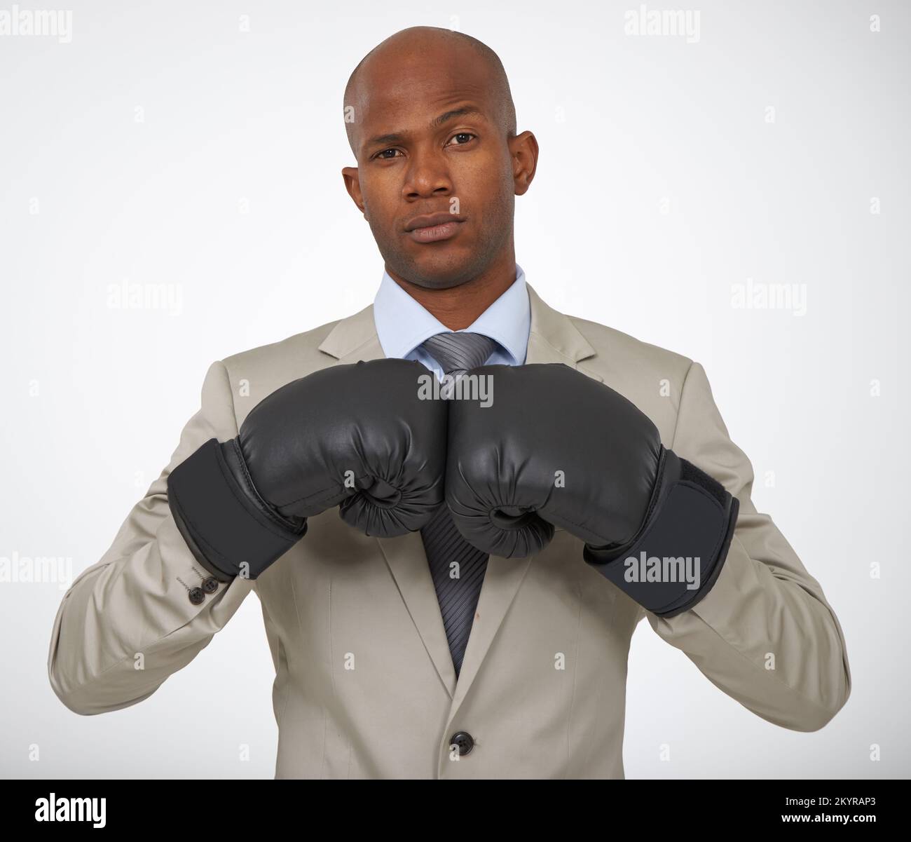 Bereit für den Firmenwettbewerb. Porträt eines gutaussehenden afrikanischen Geschäftsmanns mit Boxhandschuhen. Stockfoto