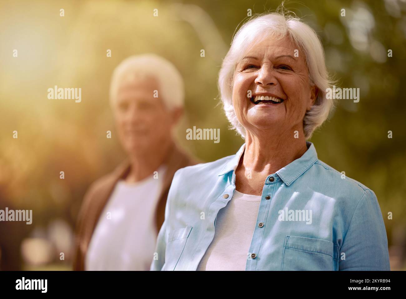 Reife Senioren, Paare und Frauen porträtieren in der Natur für Spaß, Bindung und liebevolles Abenteuer. Ältere, pensionierter Ehemann und Ehefrau im Ruhestand Stockfoto