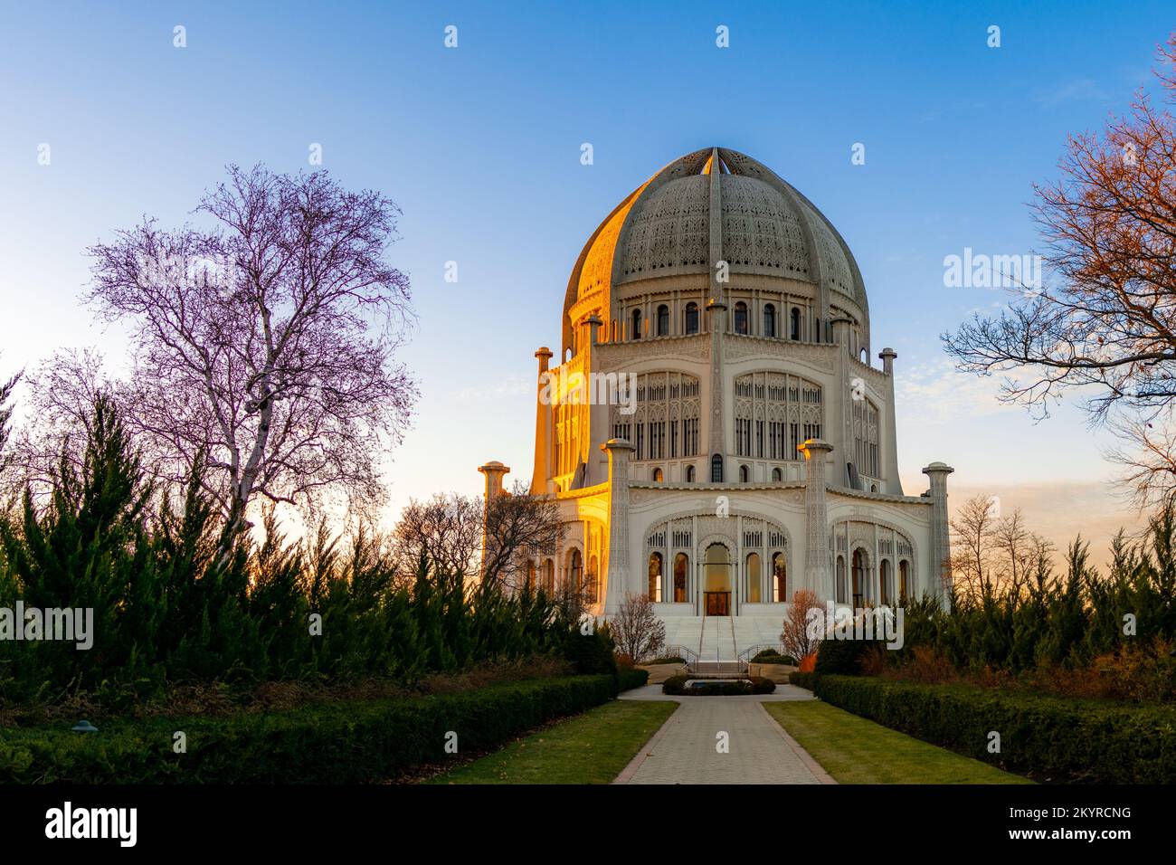 Wilmette, IL, USA - 1. Dezember 2022: Das Bahá'í House of Worship befindet sich in Wilmette, Illinois, während der Sonnenuntergänge an einem Wintertag. Stockfoto