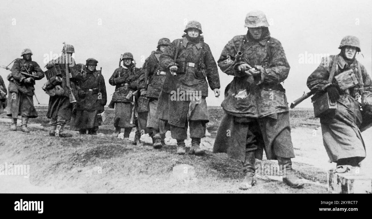2. Weltkrieg, Waffen SS Soldaten in Camouflage Smocks rücken im Frühjahr 1944 an der Ostfront nahe Tarnopol in der Ukraine vor Stockfoto
