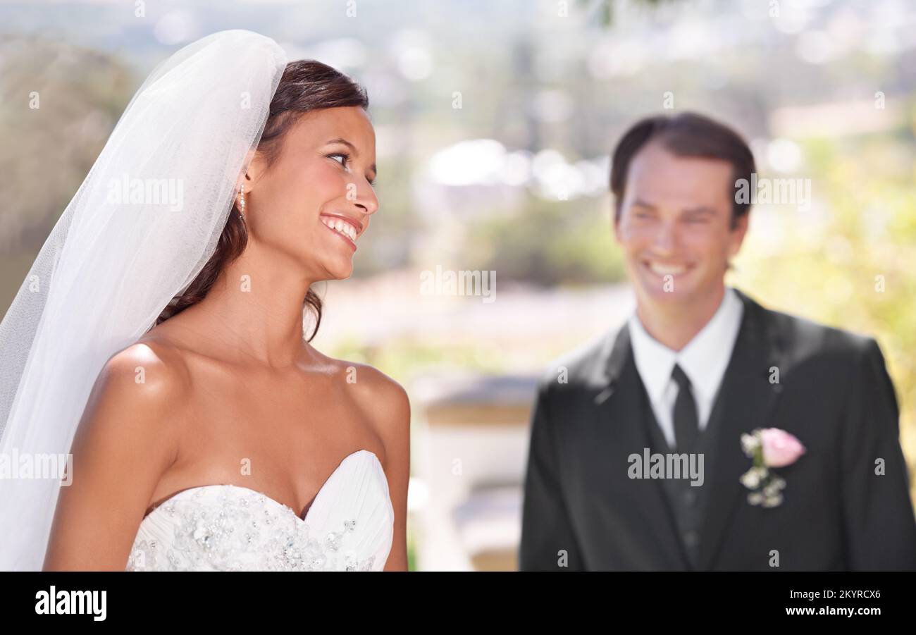 Der Beginn eines schönen gemeinsamen Lebens. Eine Braut und ein Bräutigam an ihrem Hochzeitstag. Stockfoto