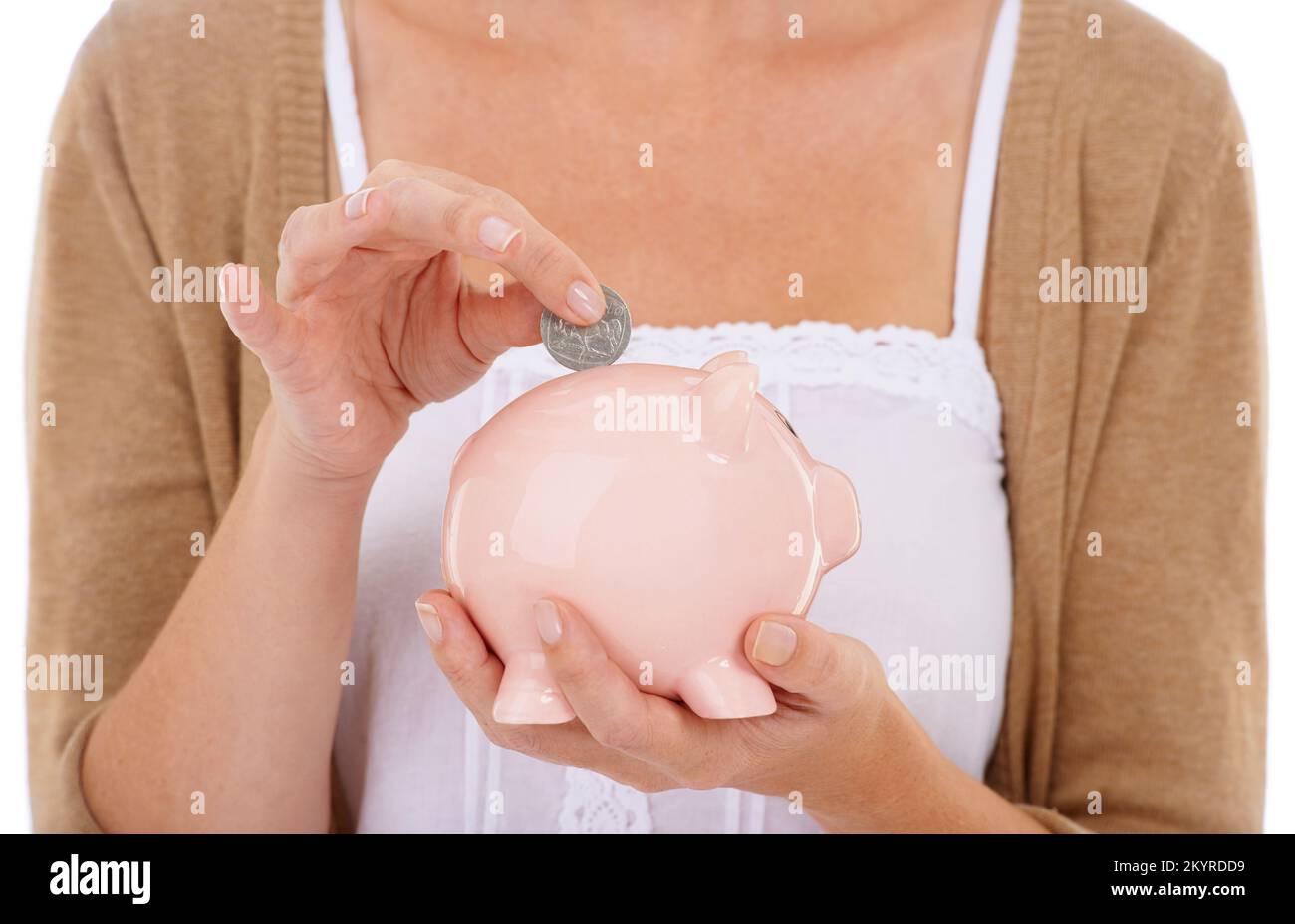 Finanzstabilität gibt Sicherheit. Eine junge Frau, die eine Münze in ihr Huckepack steckt. Stockfoto