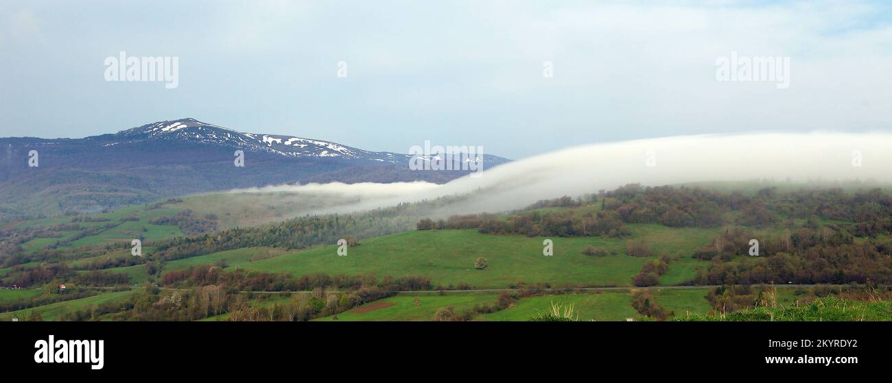 Mit Wolken an den Hängen die großen Berge von Transkarpathien in der Ukraine Stockfoto