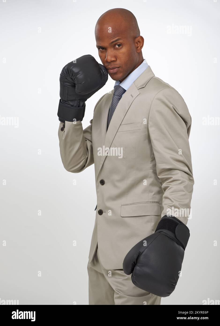 Bereit für den Firmenkampf. Porträt eines gutaussehenden afrikanischen Geschäftsmanns mit Boxhandschuhen. Stockfoto