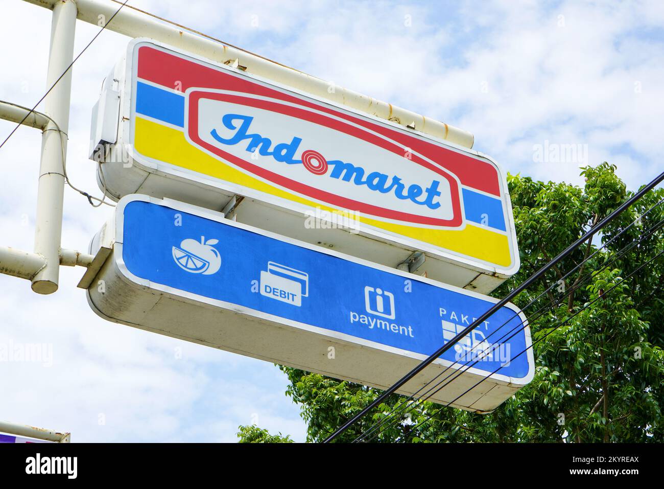 Kudus, Indonesien - Mai 2023 : PT Indomarco Prismatama oder Indomaret (Abkürzung für Indonesia Market Retail) ist eine Kette von Lebensmittelgeschäften. Stockfoto