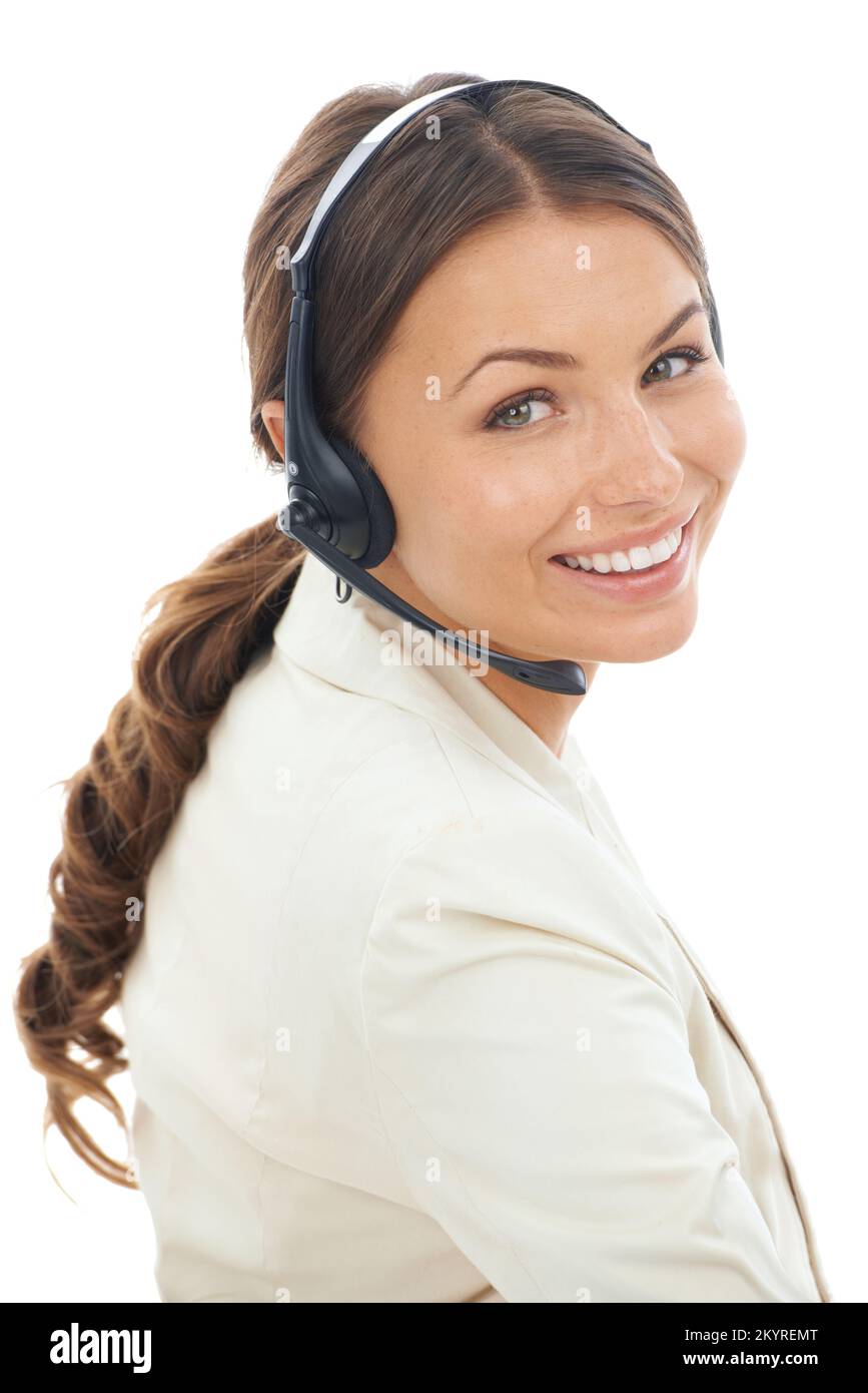 Kundenservice ist meine Spezialität. Eine junge Geschäftsfrau, die ein Headset trägt, blickt über ihre Schulter, isoliert in Weiß. Stockfoto