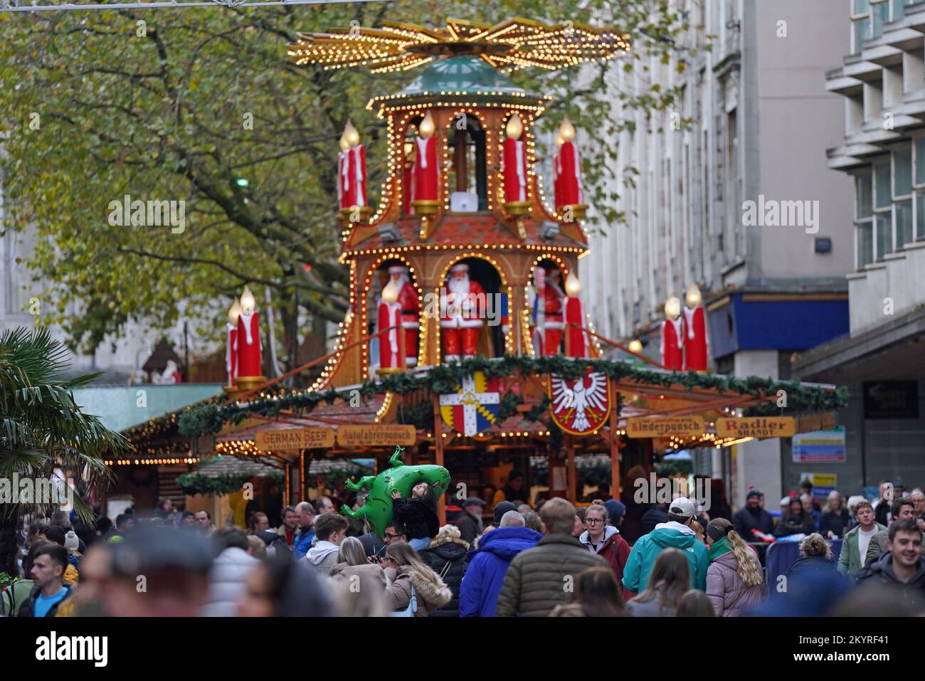 Dateifoto vom 26. Dezember 11/22 von Käufern in der New Street in Birmingham, die Weihnachtseinkäufe machten. Fast die Hälfte der Verbraucher gibt an, dass sie planen, die Ausgaben für Festtage in diesem Jahr zu kürzen, da schätzungsweise 2,2 Millionen Haushalte eine wichtige Zahlung nicht geleistet haben. Rund 46 % der Verbraucher sparen dieses Weihnachten wegen der steigenden Lebenshaltungskosten. Was? 41 % planen, weniger Geschenke zu kaufen, 30 % geben an, dass sie billiger oder weniger Lebensmittel und Getränke kaufen werden, und 23 % planen, mehr zu Hause zu bleiben, um Geld zu sparen. Ausgabedatum: Freitag, 2. Dezember 2022. Stockfoto