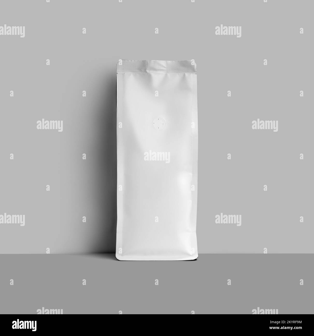 Modell der weißen Verpackung für Kaffeebohnen, leere stabile Kaffeetasche isoliert auf Wandhintergrund. Schablone Premium Doypack mit Entgasungsventil, Beutel Stockfoto