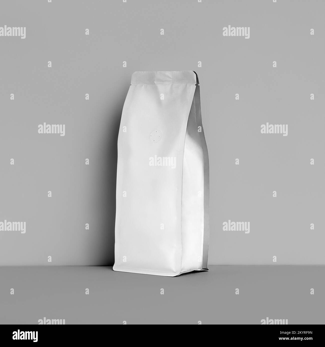 Modell der weißen Zwickelverpackung für Kaffeebohnen, Kaffeebeutel, isoliert auf Wandhintergrund. Schablonenbeutel mit Entgasungsventil, Beutel für Tee, für Stockfoto