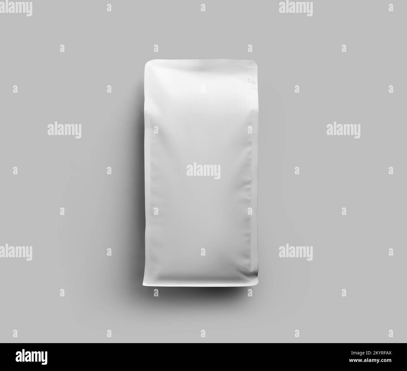 Modell der weißen Zwickelverpackung für Kaffeebohnen, Kaffeebeutel für Präsentation, Design, Muster. Doypack-Vorlage für losen Tee, isoliert an einer Wand Stockfoto