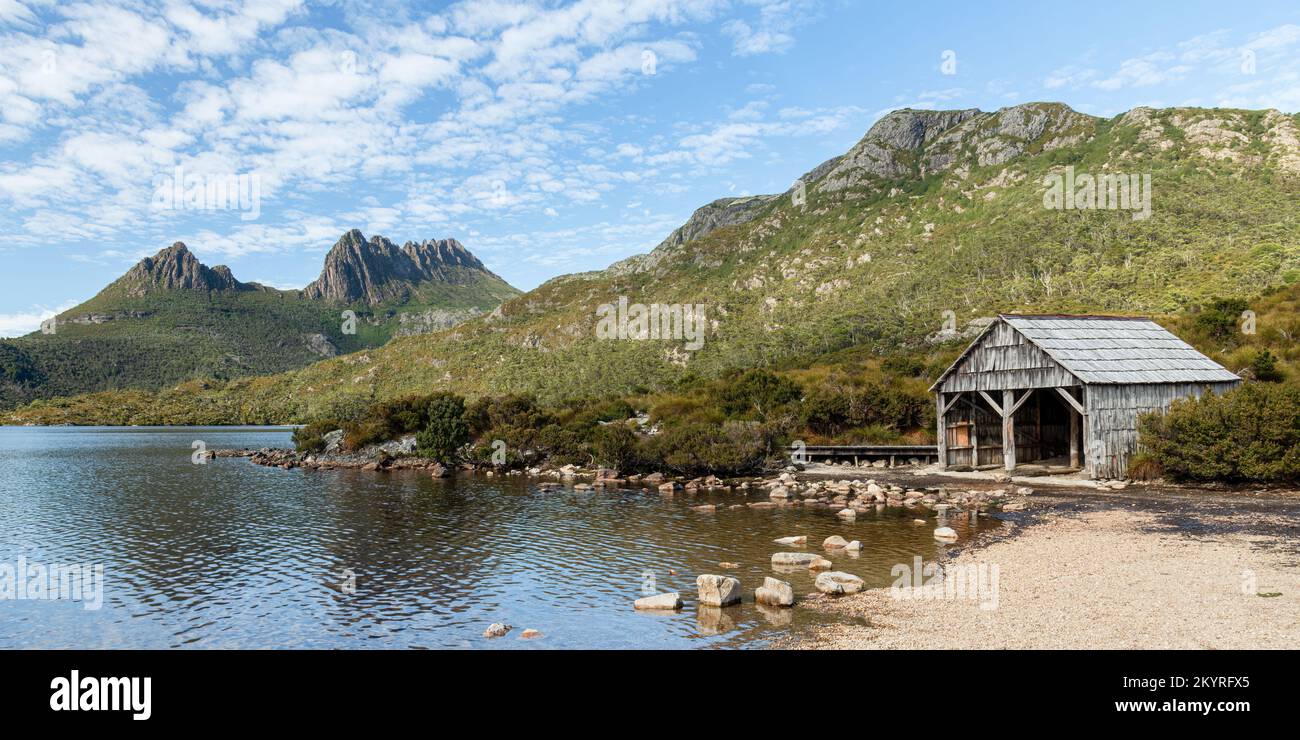 Taubensee-Bootshaus in Cradle Mountain Tasmania, Australien. Teil des Tasmanian Wilderness Weltkulturerbes Stockfoto