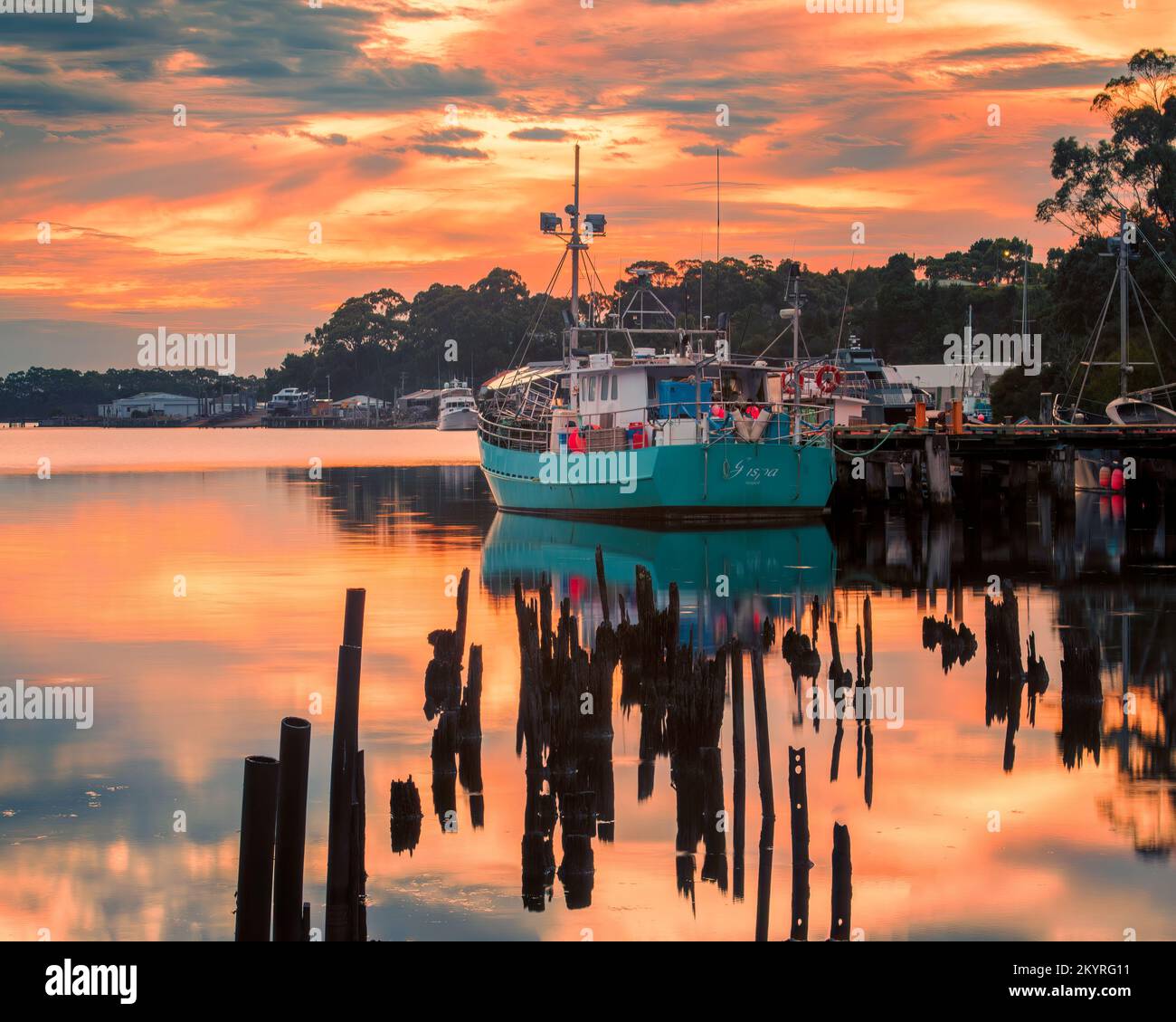 STRAHAN, TASMANIEN, AUSTRALIEN. MÄRZ 1ST 2022. Das Fischereifahrzeug hat am Anlegesteg festgemacht, während der Sonnenuntergang im Hafen von Macquarie. Stockfoto