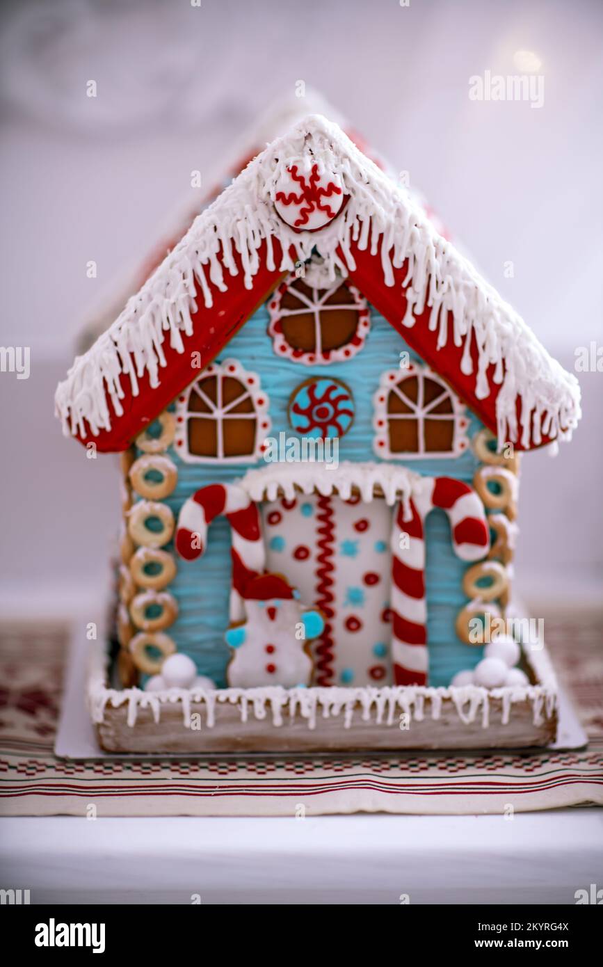 Die handgefertigte essbare Lebkuchen Haus und Schnee-Dekoration Stockfoto