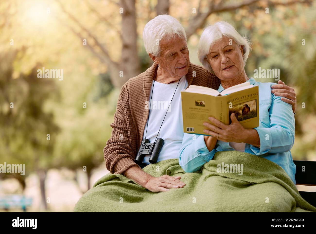Alt, Leute und ein reifes Paar, das im Park für Wissen und Bildung liest. Sich mit einem Mann verbinden, lesen und lieben, mit einer Frau und einem Roman Stockfoto