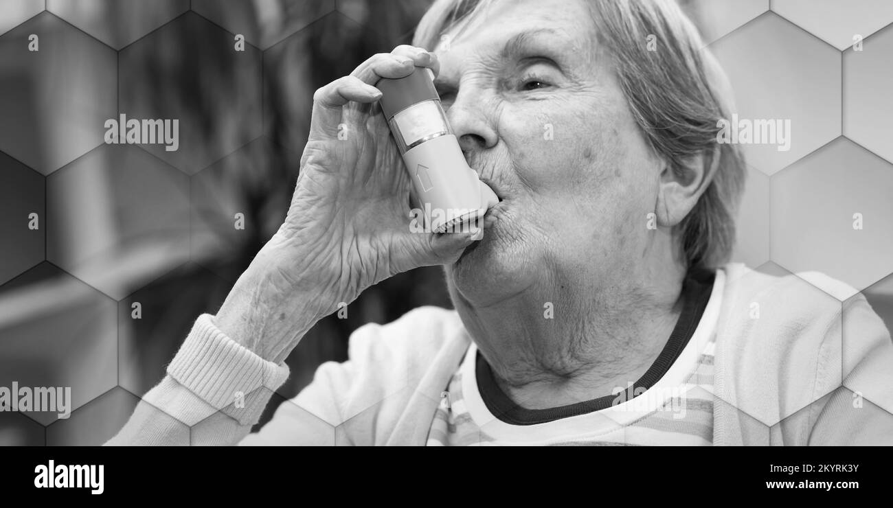 Ältere Frau mit Asthma-Inhalator, geometrisches Muster Stockfoto