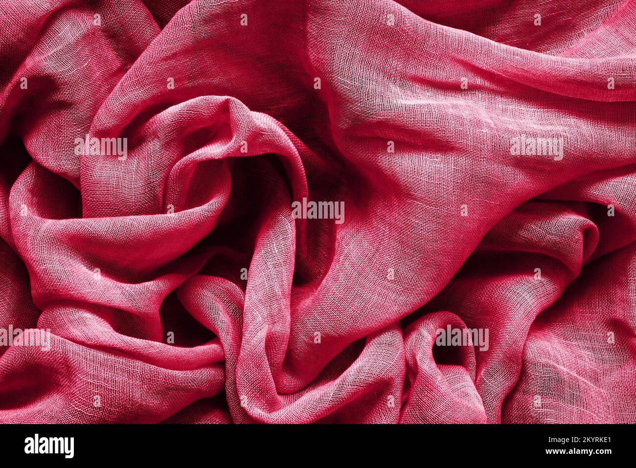 Roter Baumwollstoff Viva, magenta, Hintergrund. Farbe des Jahres 2022 mit Farbton. Kopierbereich, Draufsicht Stockfoto