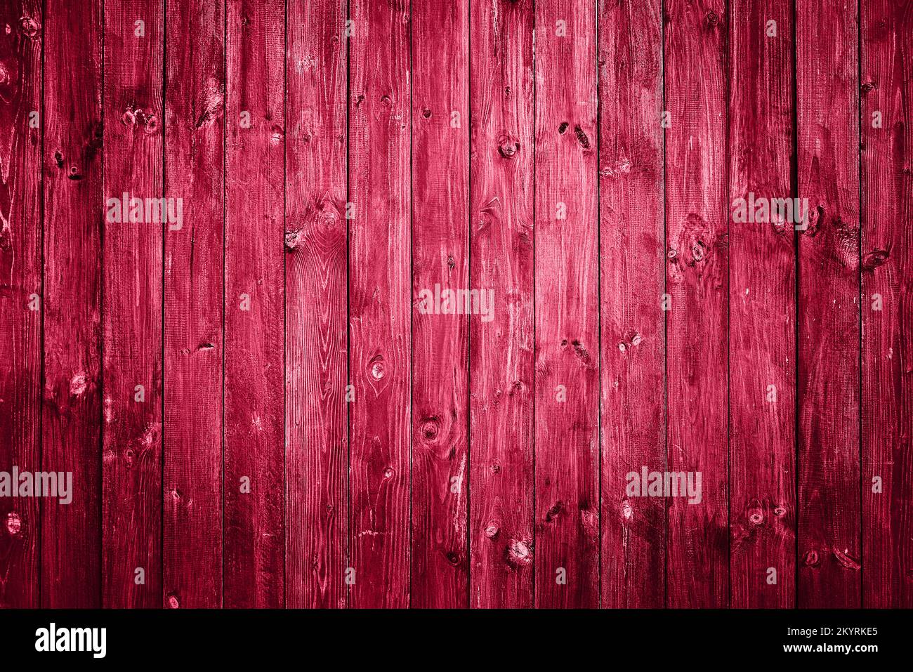 Altmodischer Holzhintergrund in Rot Viva Magenta 2023. Abstrakter Hintergrund. Draufsicht, Kopierbereich Stockfoto